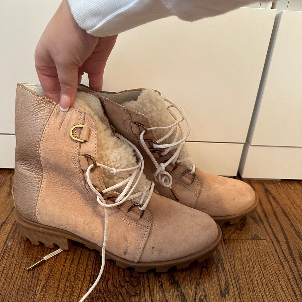 Sorel Womens Boots size 8 with fluff